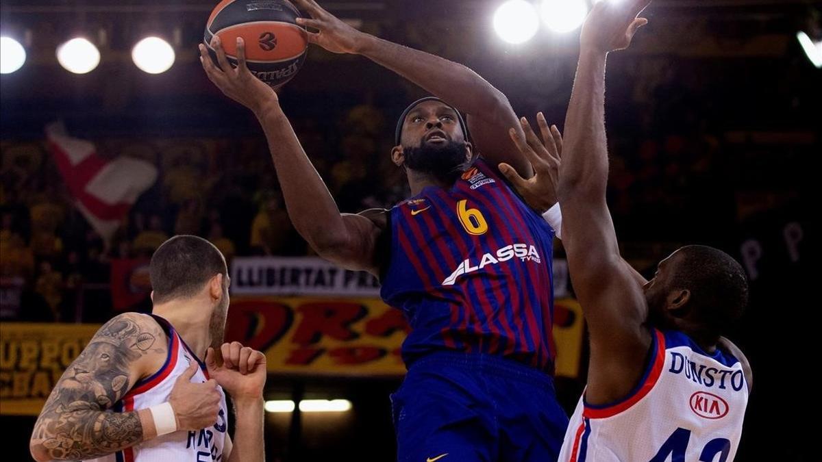 El azulgrana Chris Singleton lanza a canasta en el último partido ante el Efes