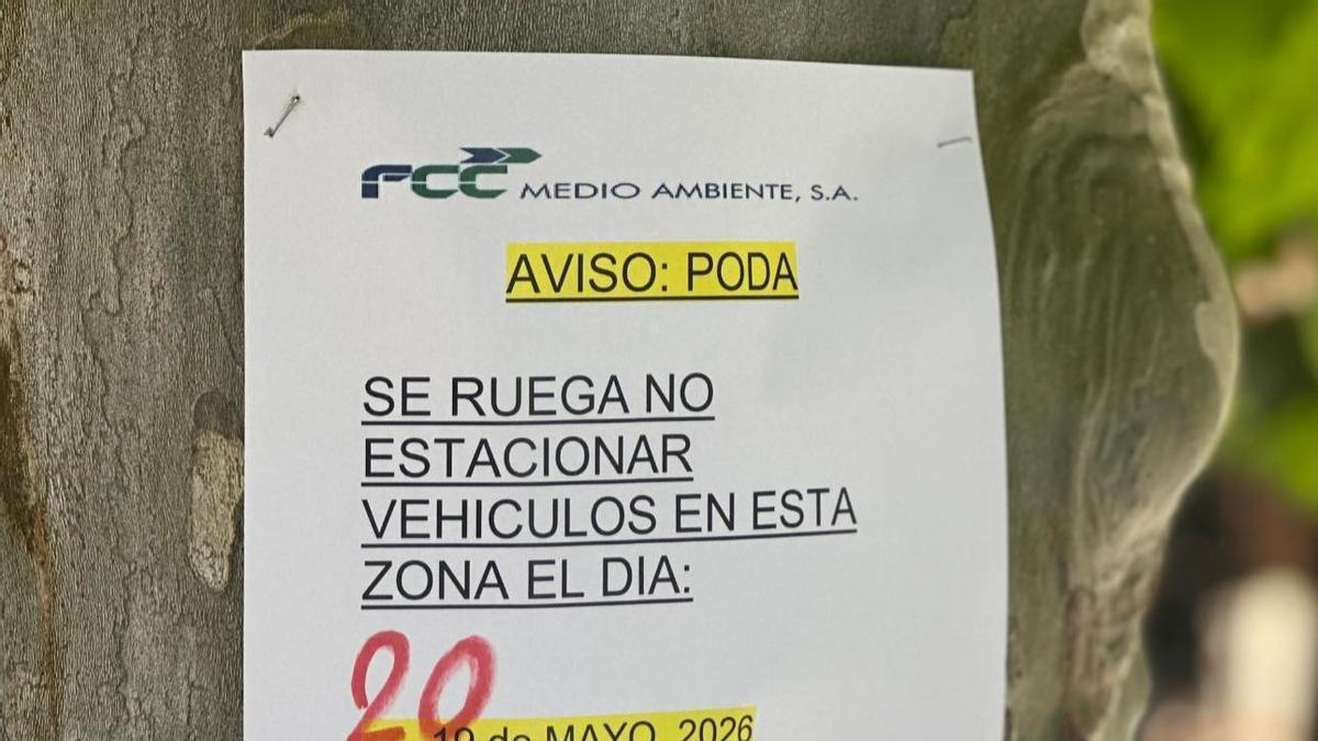 Cartel colocado en la avenida de las Américas para avisar de los trabajos de poda y pedir que no se estacionen vehículos en la zona señalizada.