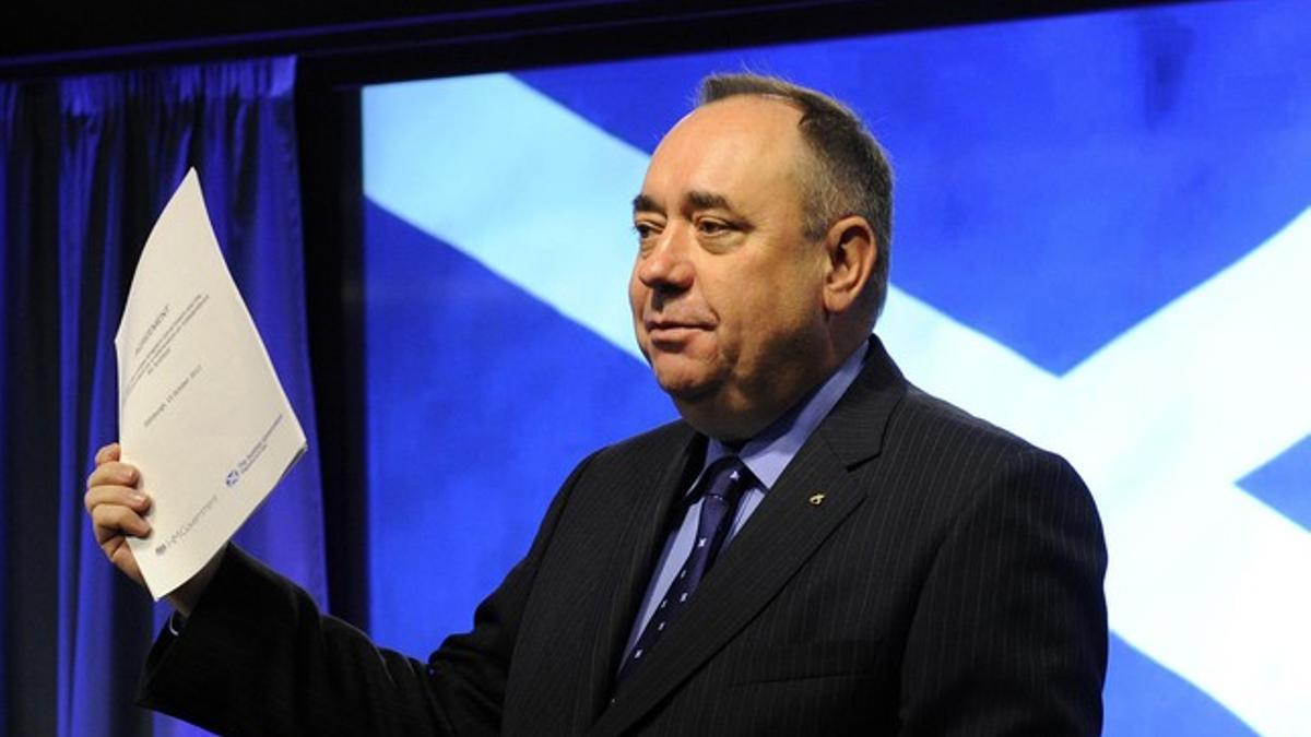 Salmond muestra, el pasado 15 de octubre, el acuerdo para celebrar el referendo sobre la independencia de Escocia.