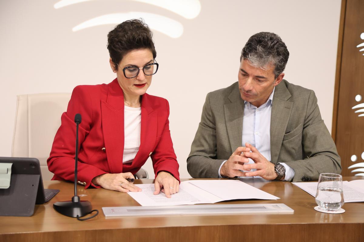 La presidenta de la Diputación de Badajoz y el director del área de presidencia en la rueda de prensa.