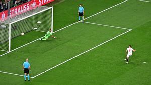 Montiel engaña a Rui Patricio, el meta de la Roma, y marca el penalti decisivo que le da al Sevilla la Europa League.