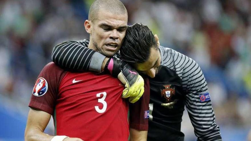 Rui Patricio abraza a Pepe tras el partido. // E. Laurent