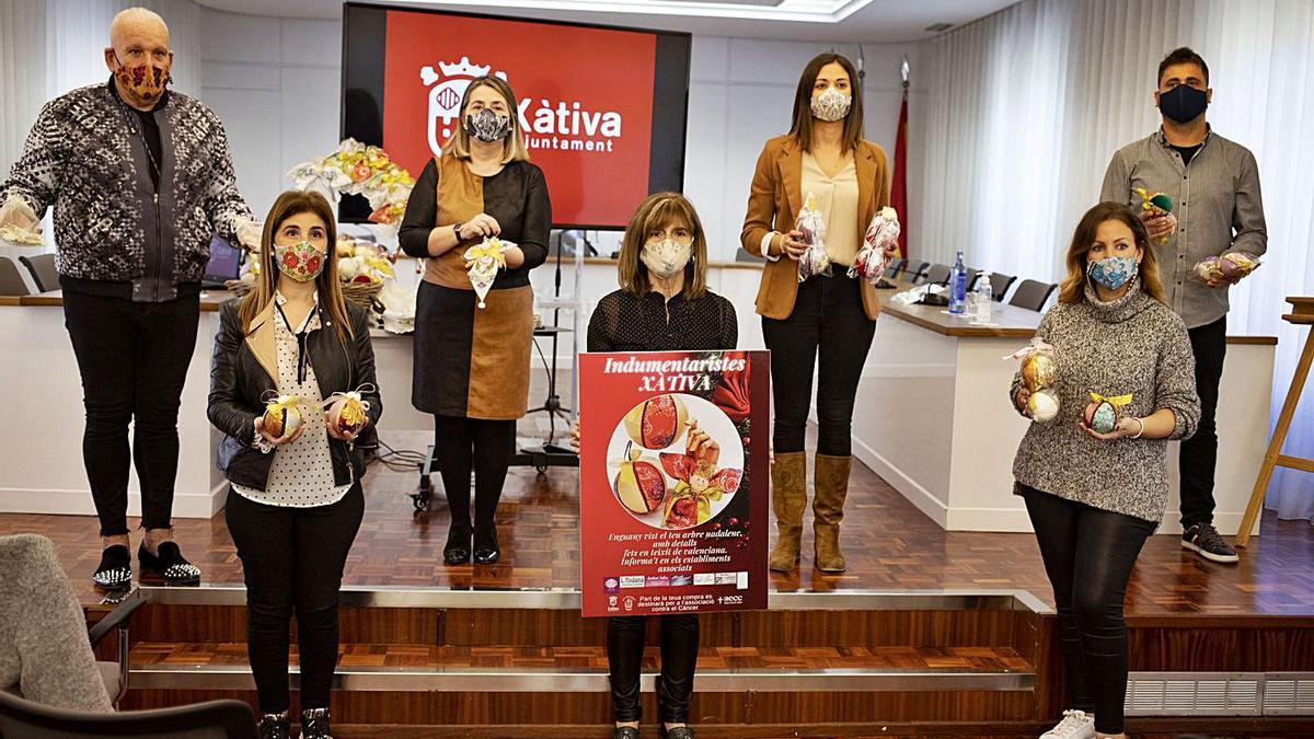 Beltrán, Sanz e indumentaristas de Xàtiva muestran los productos confeccionados, ayer. | PERALES IBORRA
