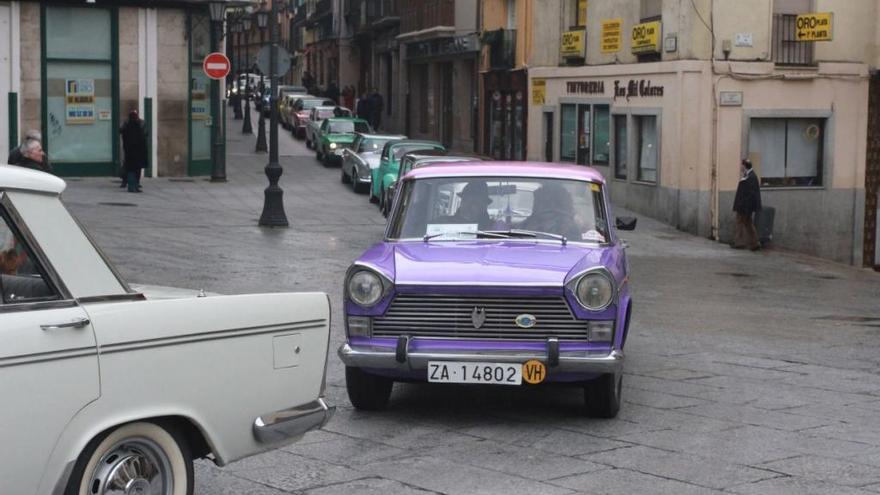 Desfile de vehículos clásicos por Zamora