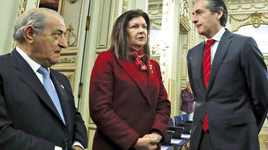 El ministro de Fomento, Íñigo de la Serna, ayer junto al presidente de Globalia, Juan José Hidalgo.  efe