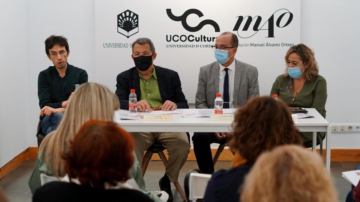 El coordinador de las jornadas, Guillermo Aguirre, junto a Juan Pastor, presidente de la Fundación Manuel Álvarez Ortega; el vicerrector de Cultura de la UCO, Luis Medina y la delegada de Cultura de la Diputación, Salud Navajas