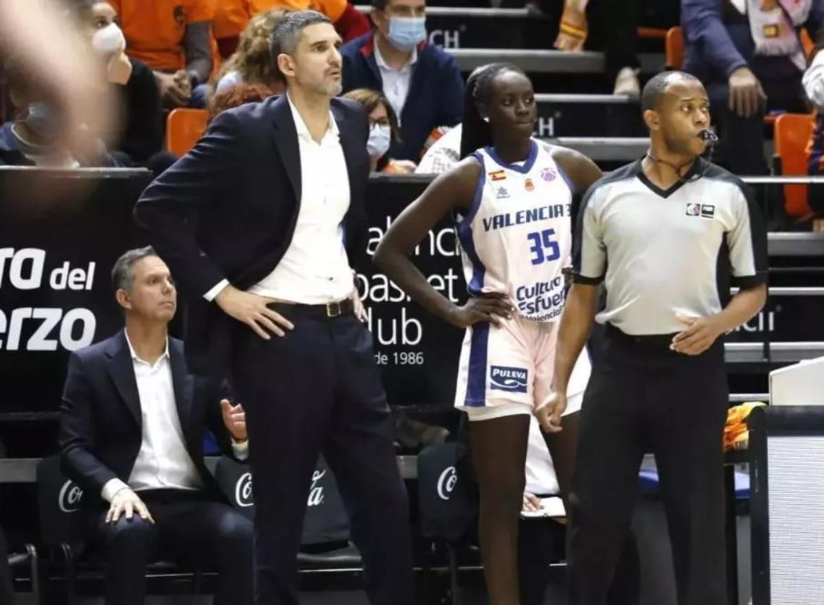 Rubén Burgos con Awa Fam en un partido del Valencia Basket.