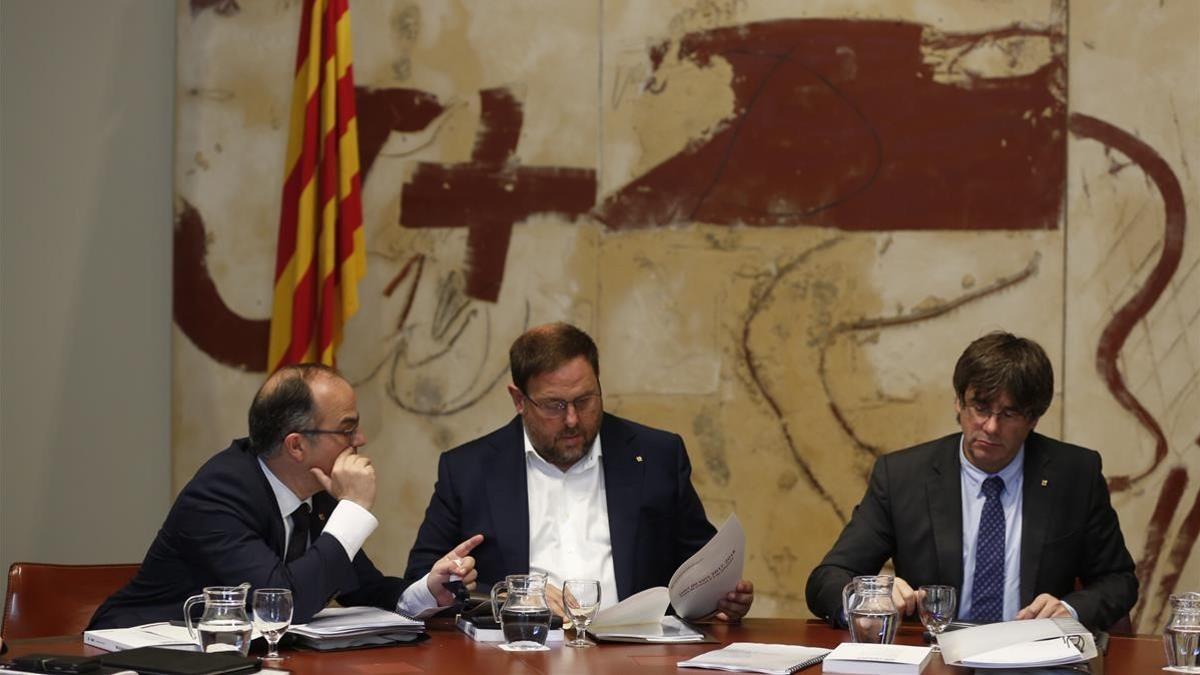 Turull, Junqueras y Puigdemont, en la reunión del Consell Executiu.