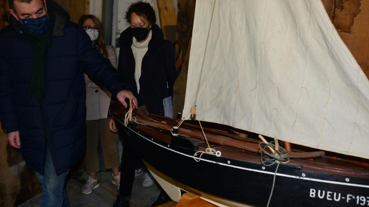 El conselleiro observa una maqueta de una embarcación tradicional, ayer en el Museo Massó.