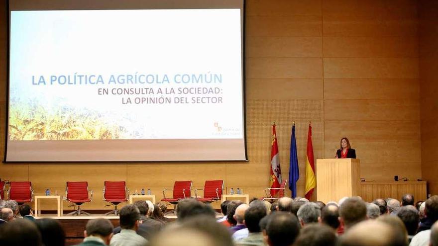 La consejera de Agricultura, Milagros Marcos, clausura la jornada ante un salón abarrotado.