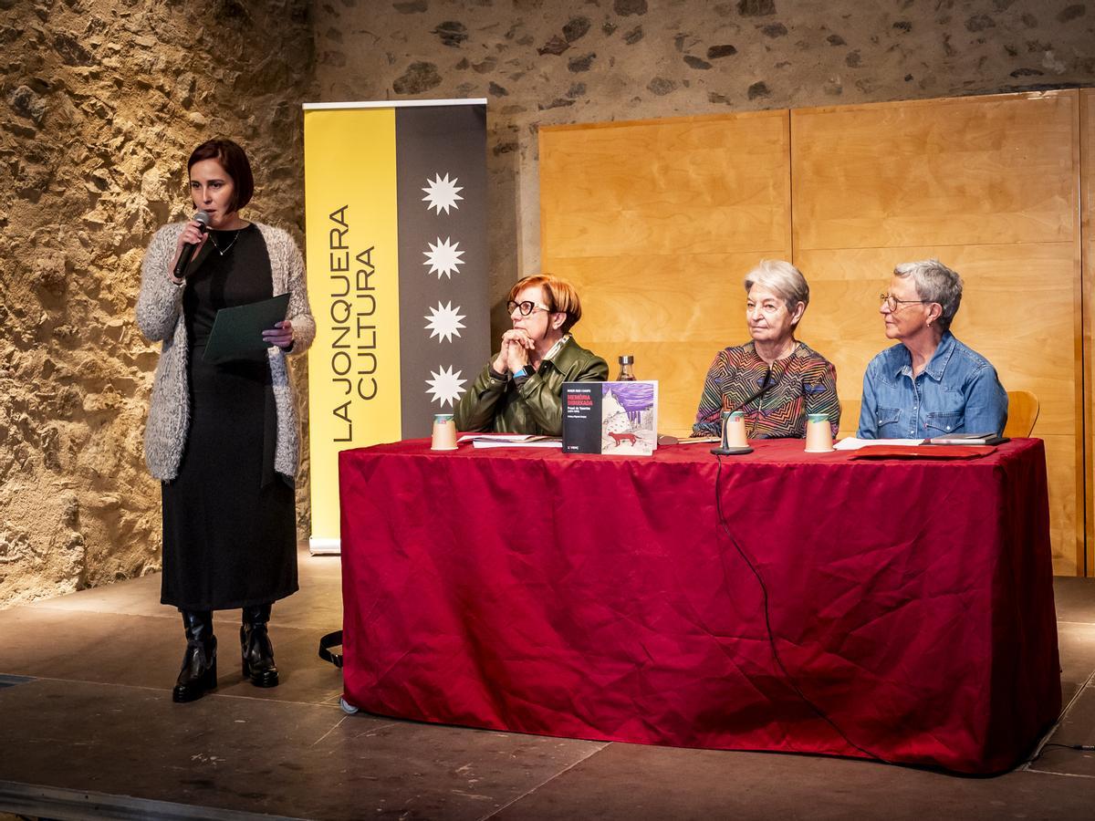 L'alcaldessa de la Jonquera, Míriam Lanero, va obrir l'acte de presentació del llibre a Can Laporta.