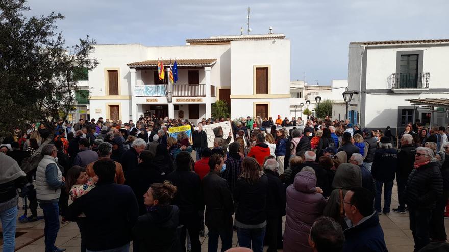 Formentera protesta contra la nueva licitación de los quioscos de playa