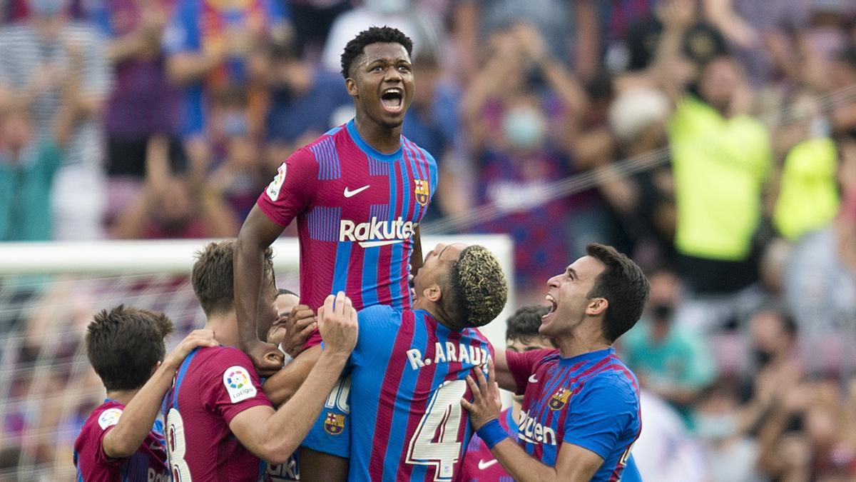 26.09.2021 Ansu Fati levantado por sus compañeros celebrando el tercer gol en su reaparición tras un año lesionado durante el partido de liga entre el FC Barcelona y el Levante