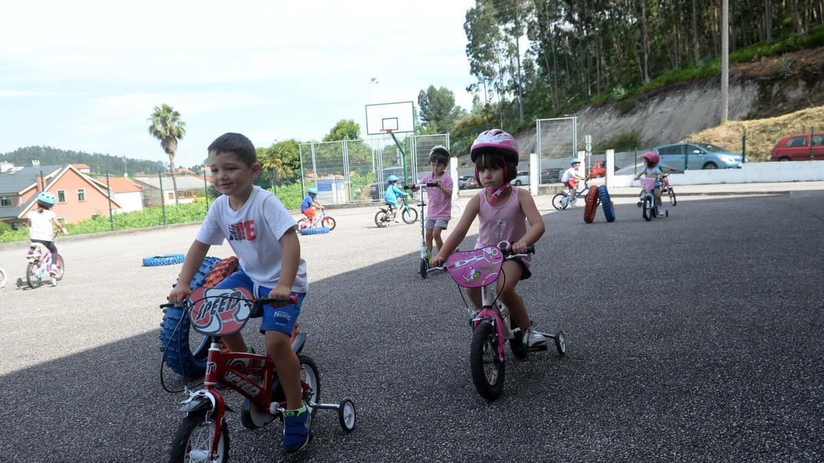 Niños en una actividad infantil en Meaño.