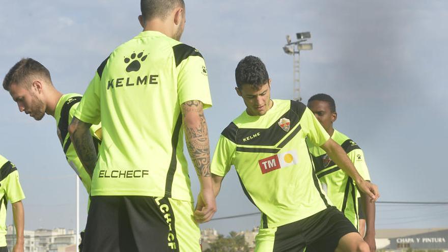 Los jugadores del Elche durante el entrenamiento de esta mañana