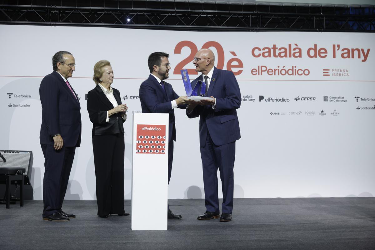 Català de l’Any 2022, en la imagen el President de la Generalitat Pere Aragonès, Javier Moll, Presidente de Prensa Ibérica y Arantza Sarasola, Presidenta Prensa Ibérica, recibe el premio John Hoffman