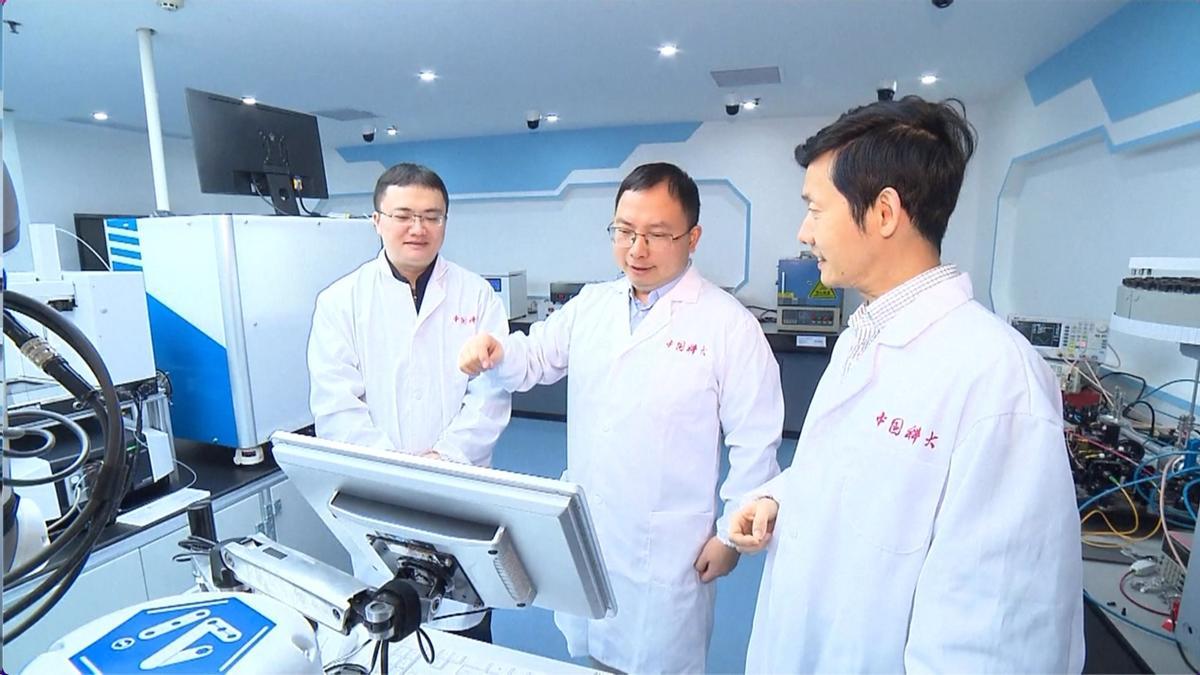 Investigadores trabajando en laboratorio.