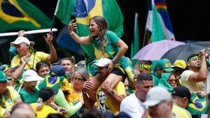 Simpatizantes del expresidente brasileño Jair Bolsonaro se manifiestan en la Avenida Paulista