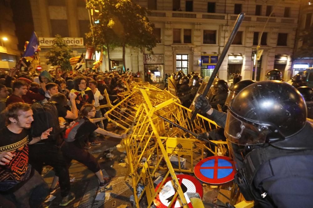 1-O a Girona: Multitudinària manifestació davant la subdelegació del Govern