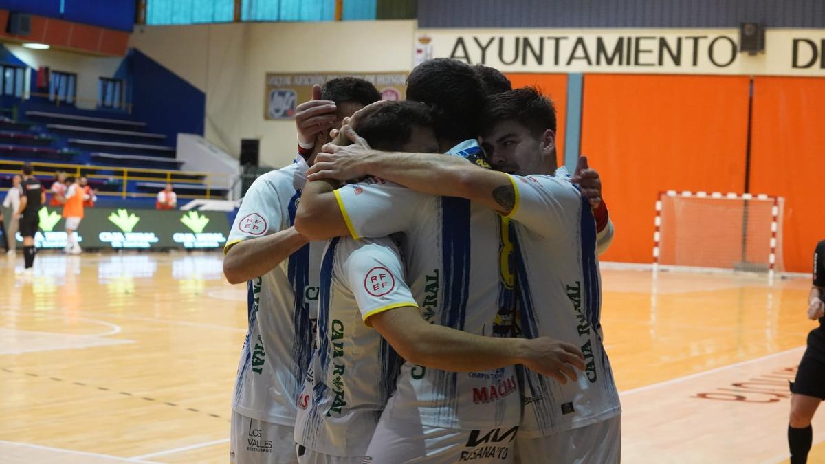 Los jugadores del Atlético Benavente celebran un gol.