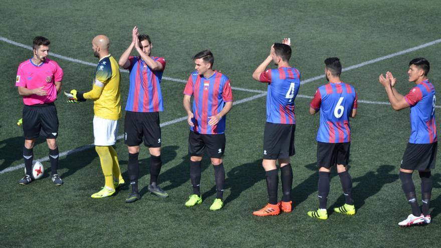 Los jugadores del Eldense saludan a la afición.