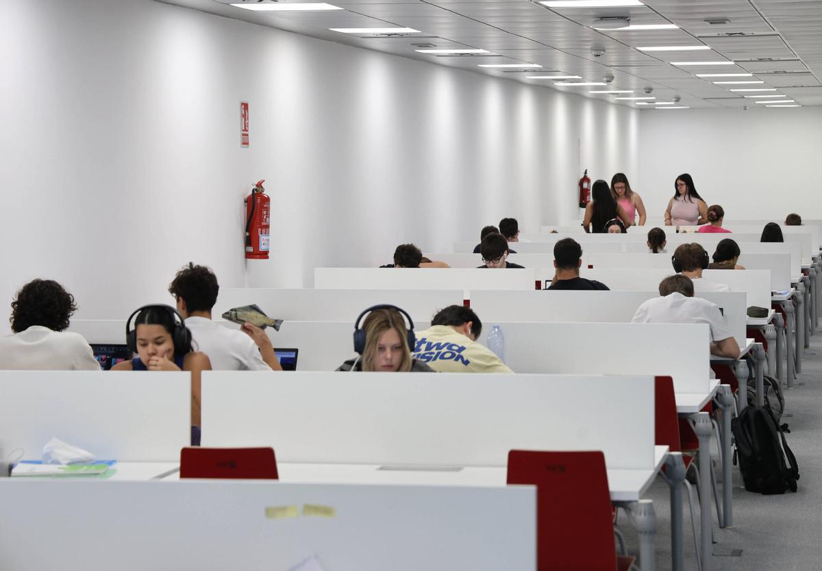 Estudiantes preparando los exámenes de la PAU en el aula de estudio de la UNED, ubicada en el Auditorio Mar de Vigo. PALACIO DE CONGRESOS. PAZO. ANTIGUA SELECTIVIDAD. ALUMNOS. PRUEBA DE ACCESO A LA UNIVERSIDAD