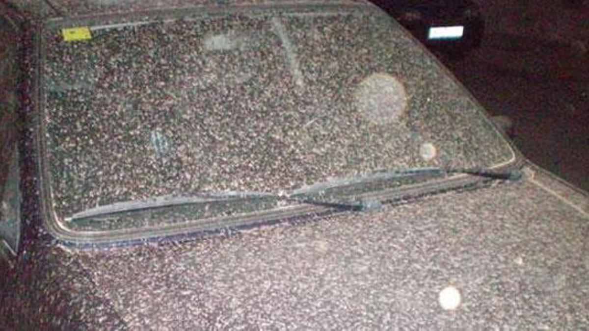 Un coche cubierto de barro