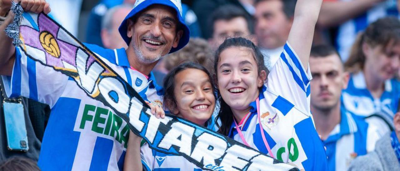 Aficionados deportivistas en Riazor. |  // CASTELEIRO / ROLLER AGENCIA