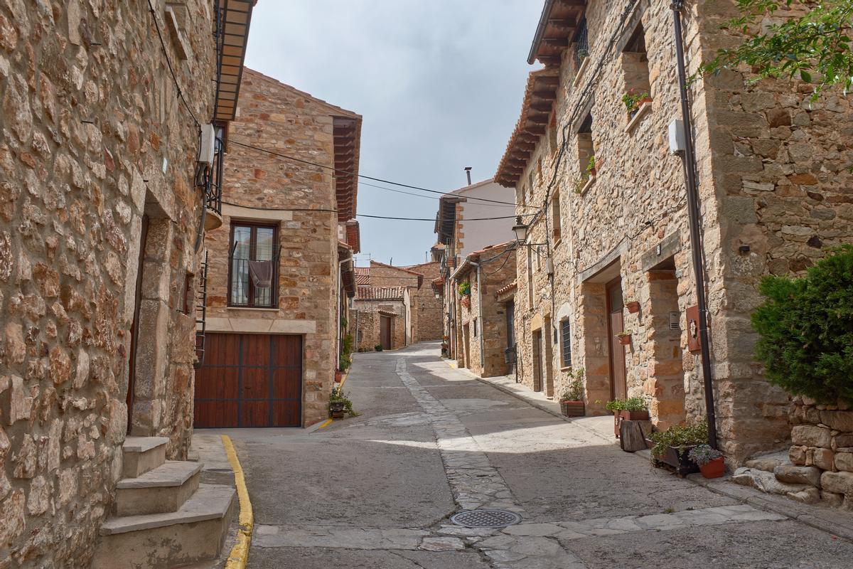 Pintorescas callejuelas del pueblo medieval de Puertomingalvo, Teruel