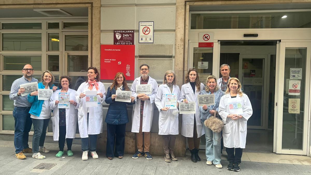 Médicos protestando a las puertas del centro de salud de Russafa II.