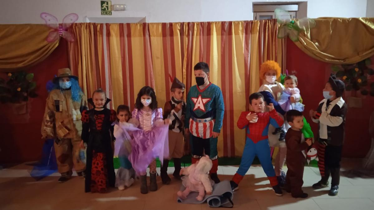 Niños y niñas de El Piñero celebran el carnaval