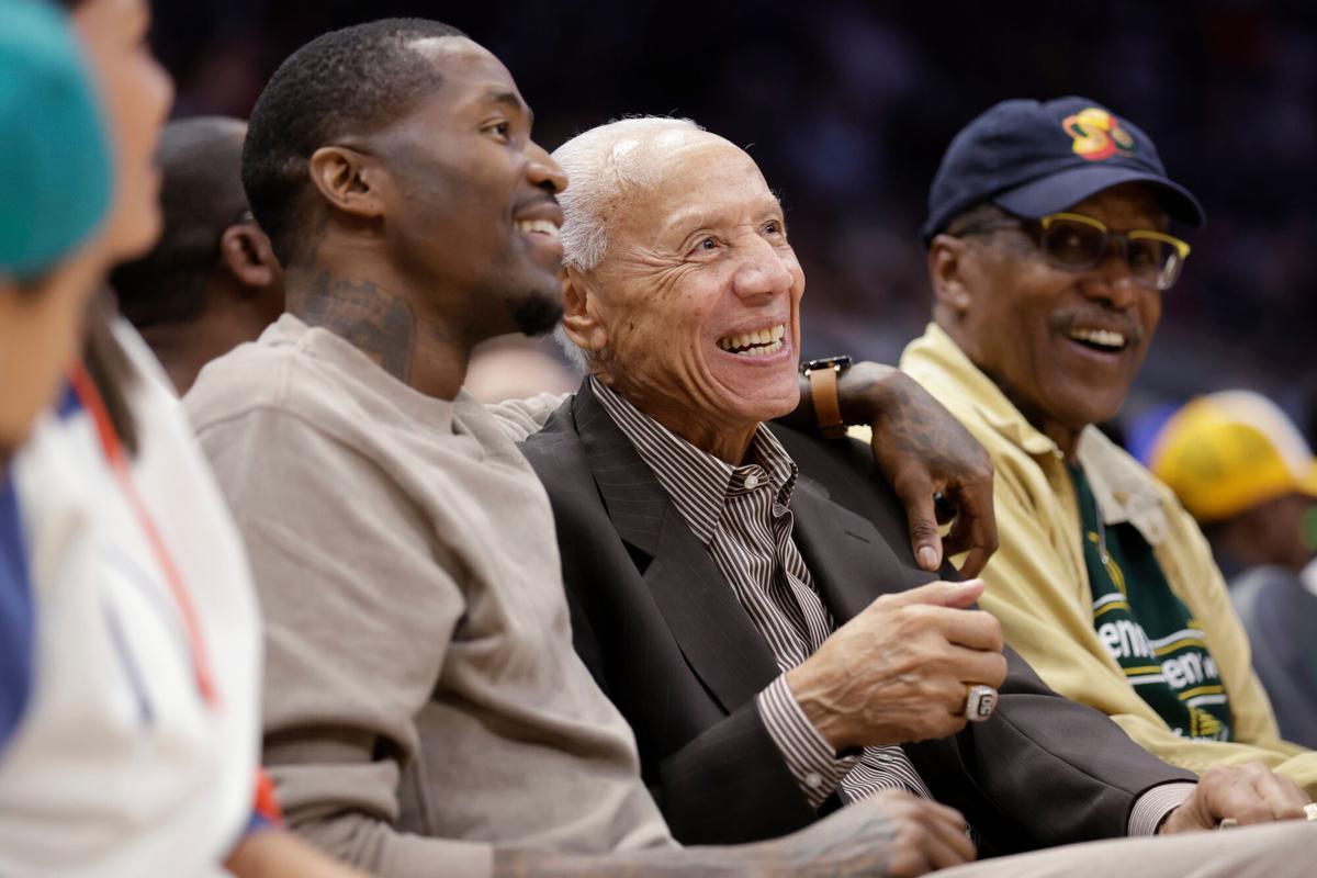 FILE - Retired NBA player Jamal Crawford, left, and former player Lenny Wilkens smile as they sit court side during a preseason basketball game between the LA Clippers and the Portland Trail Blazers, Oct. 3, 2022, in Seattle. (AP Photo/John Froschauer, File) Associated Press / LaPresse Only italy and spain. EDITORIAL USE ONLY / ONLY ITALY AND SPAIN