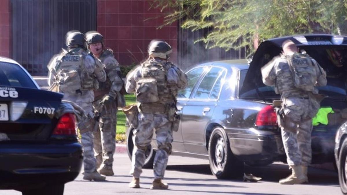 Un equipo del SWAT llega a la escena del tiroteo en San Bernardino, California.