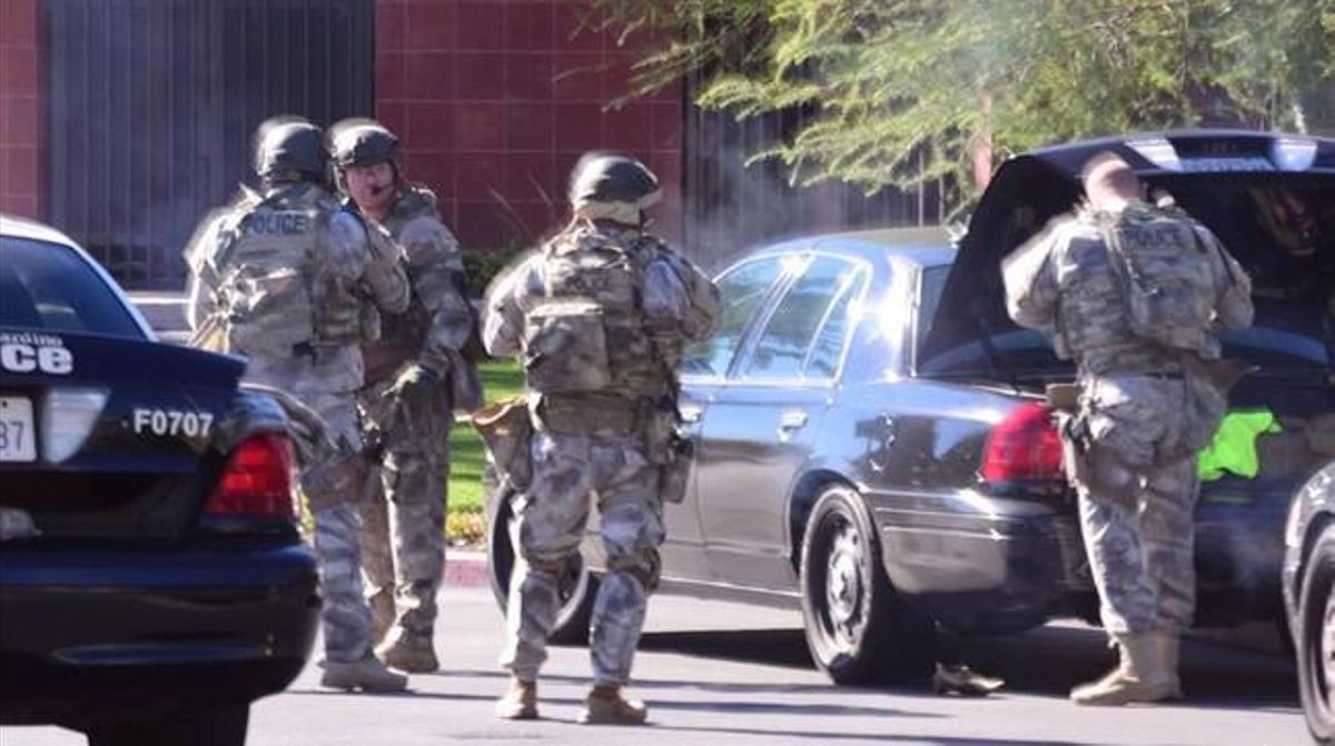 Un equip del SWAT arriba a l’escena del tiroteig a San Bernardino, Califòrnia (EUA).