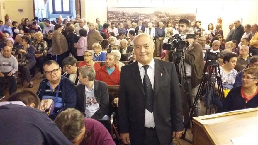 Valeriano Pablos, premio Abuelo Mayorga en una edición anterior, en el salón de plenos.