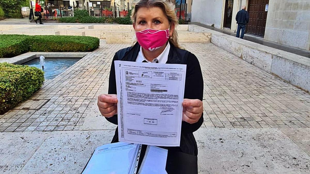 Iryna, con uno de los documentos que le rechazan la ayuda. | J. R.E.