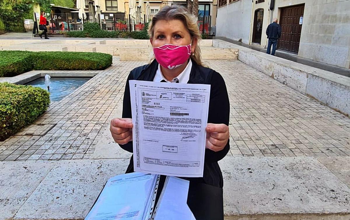 Iryna, con uno de los documentos que le rechazan la ayuda. | J. R.E.