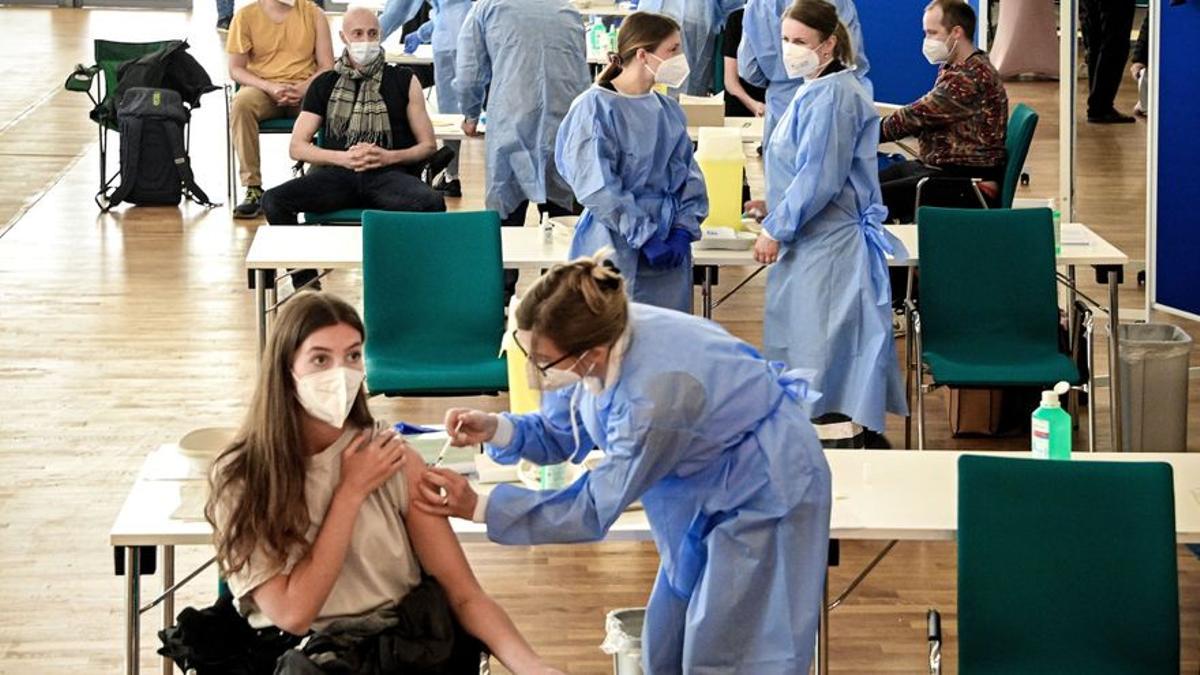La vacunación por edades entra en su recta final en Asturias: Salud ya cita a los jóvenes de 19 y 18 años