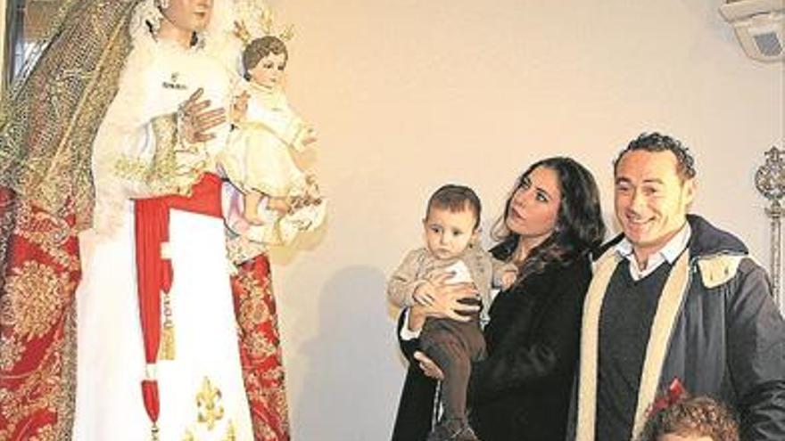 La localidad cumple con el rito de llevar a los niños ante la Virgen de Tentudía