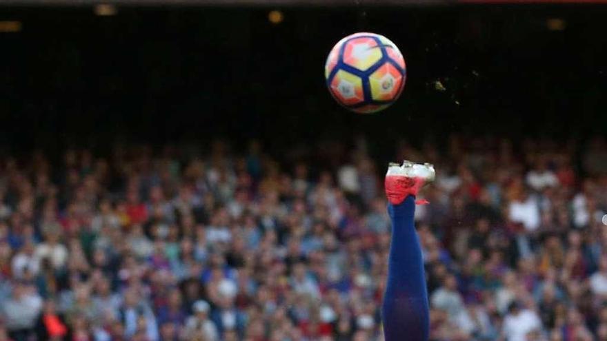 Neymar realiza un acrobático remate durante el partido ante el Villarreal. // Albert Gea