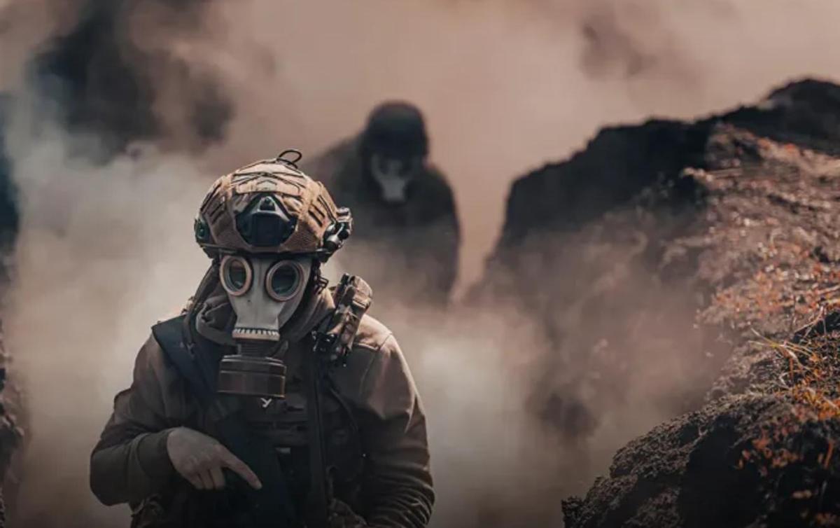 Soldados ucranianos con máscaras antigas en una posición defensiva.