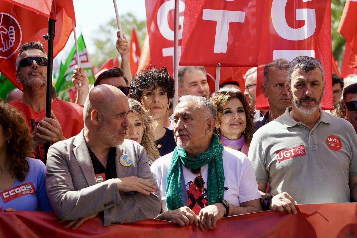 Los secretarios generales de UGT y CCOO, Pepe Álvarez y Unai Sordo, con Yolanda Díaz y María Jesús Montero.