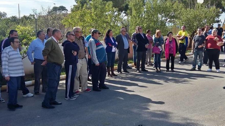 El jefe de Seguridad Ciudadana explica a los chavales la práctica policial.