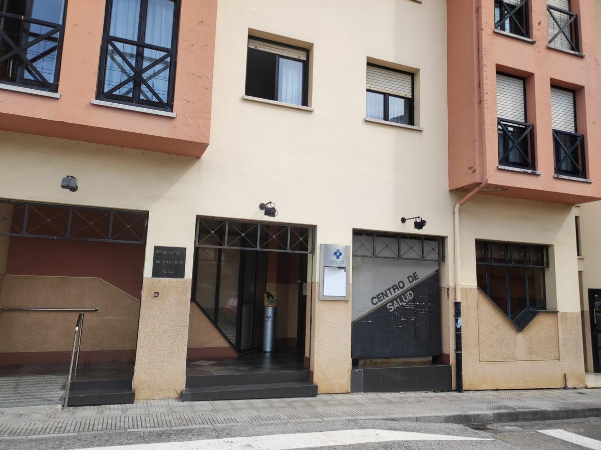 Fachada del centro de salud de Salas.