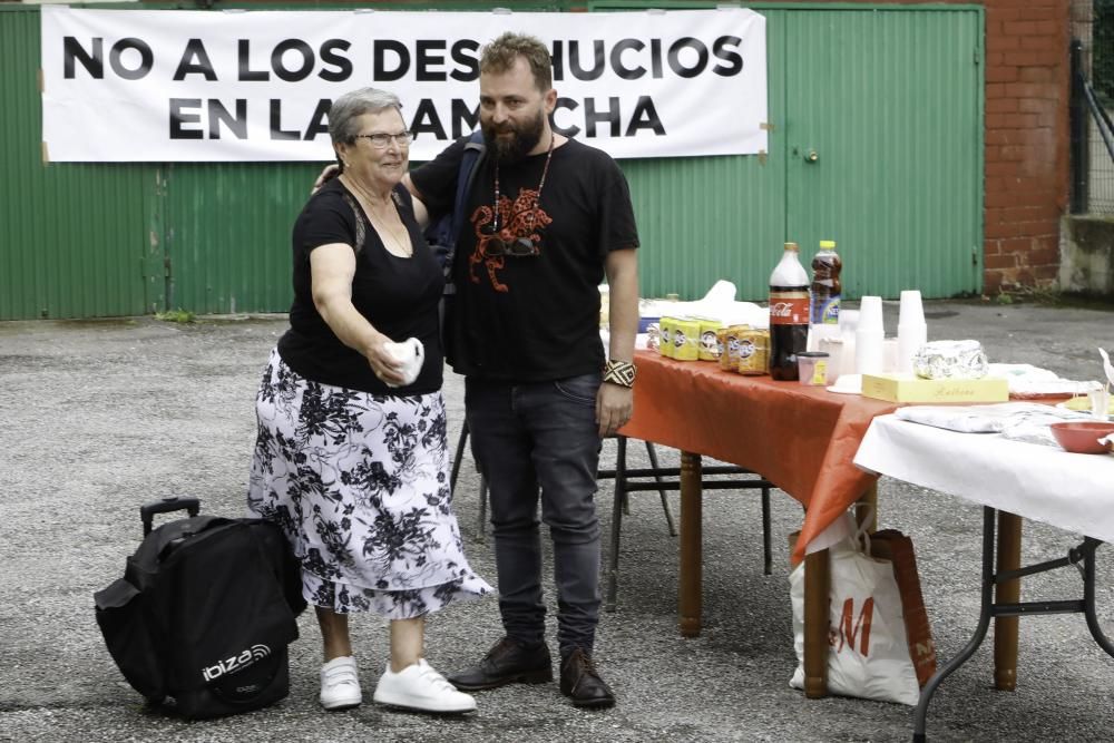 Acción solidaria con vecinos de La Camocha