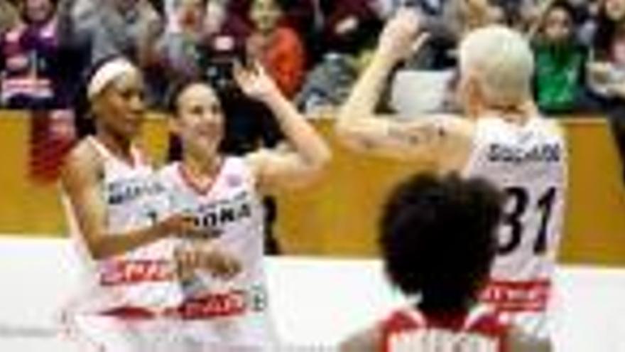 Traoré, Núria Martínez i Nádia Colhado, celebrant un bàsquet dijous a Fontajau en el partit contra l&#039;Olympiacos.