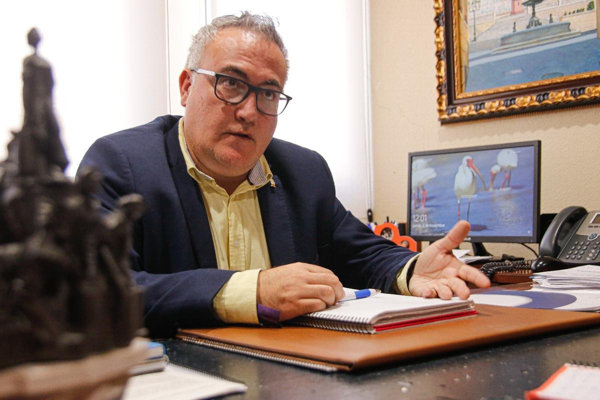 El alcalde de Ibi, Sergio Carrasco, en su despacho.