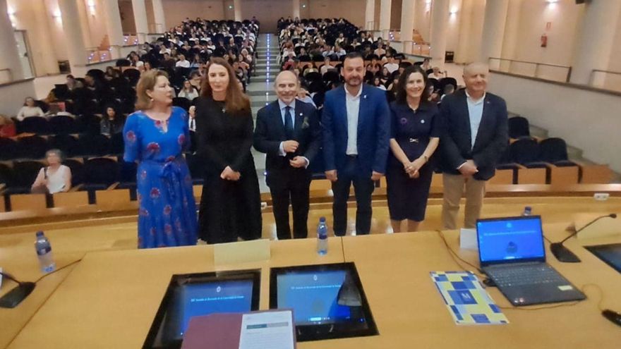 Por la izquierda, Mercedes Fernández, Cristina González, Ignacio Villaverde, Manuel Álvarez, Irene Díaz y Ángel Martín, al inicio de las jornadas. | LNE