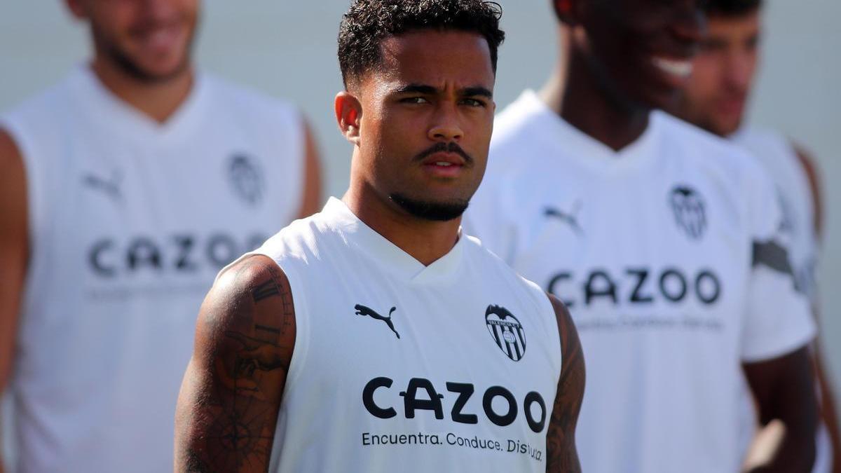 Justin Kluivert, durante un entrenamiento en Paterna.