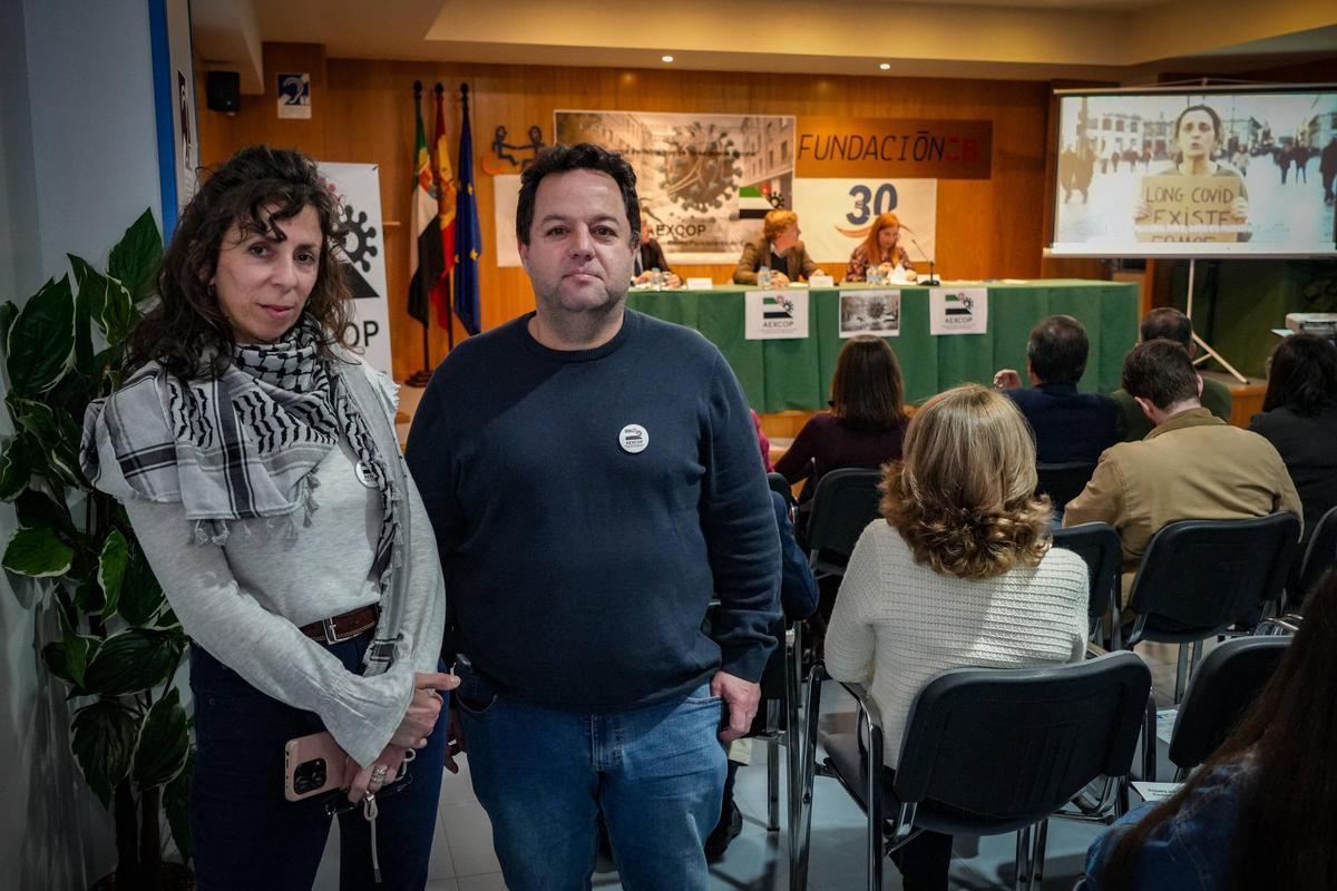 Almudena Oyola y Javier García, afectados por covid persistente, durante su participación en las jornadas.